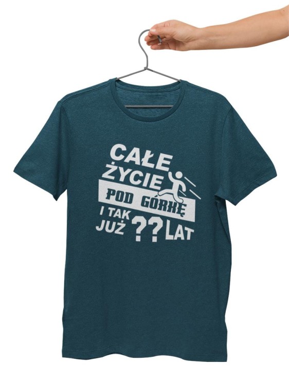 Koszulka na urodziny z dowolnym wiekiem Całe życie pod górkę i tak już  lat (1).jpg