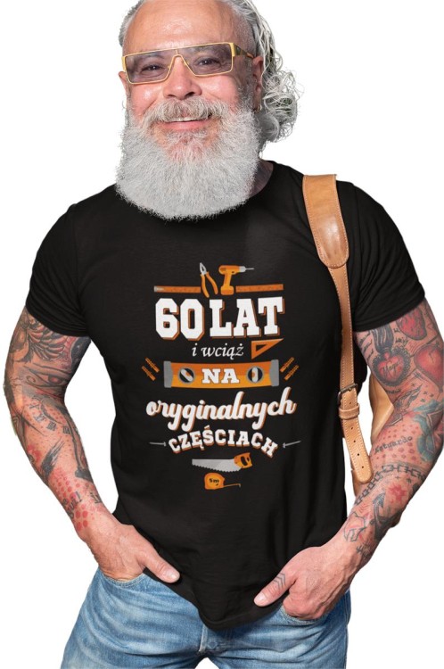 Koszulka na urodziny prezent 60 lat na sześćdziesiątkę 60 lat i wciąż na oryginalnych częściach DTF (4).jpg