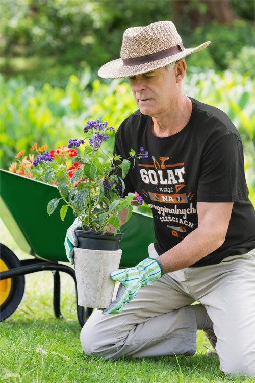 Koszulka na urodziny prezent 60 lat na sześćdziesiątkę 60 lat i wciąż na oryginalnych częściach DTF (5).jpg