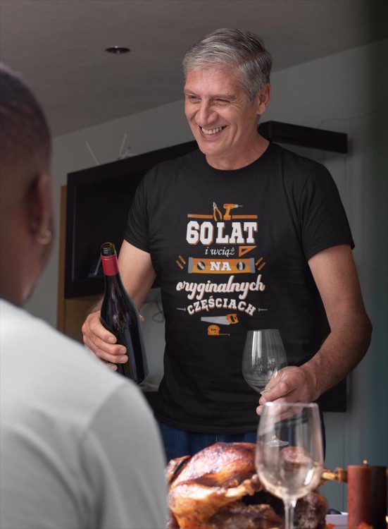 Koszulka na urodziny prezent 60 lat na sześćdziesiątkę 60 lat i wciąż na oryginalnych częściach DTF (6).jpg