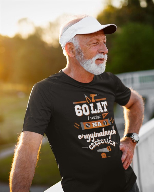 Koszulka na urodziny prezent 60 lat na sześćdziesiątkę 60 lat i wciąż na oryginalnych częściach DTF (2).jpg