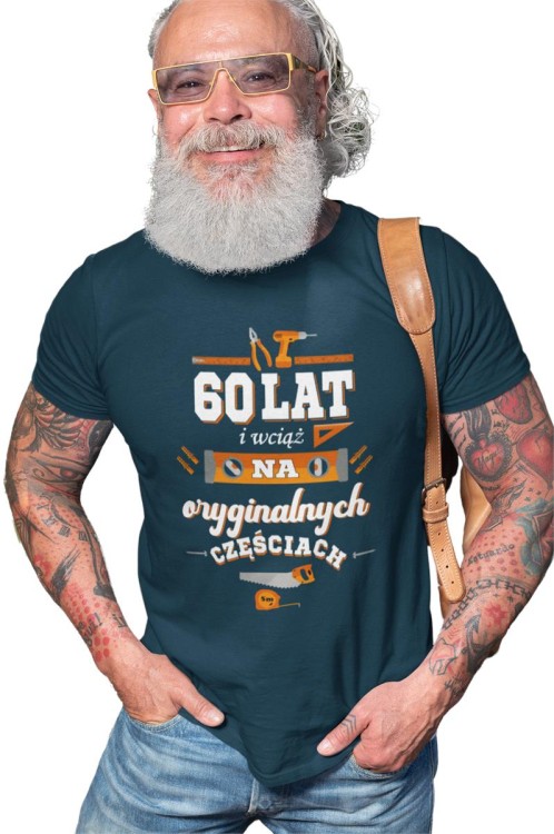 Koszulka na urodziny prezent 60 lat na sześćdziesiątkę 60 lat i wciąż na oryginalnych częściach DTF (4).jpg