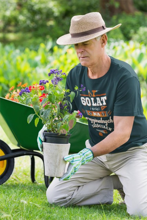 Koszulka na urodziny prezent 60 lat na sześćdziesiątkę 60 lat i wciąż na oryginalnych częściach DTF (5).jpg