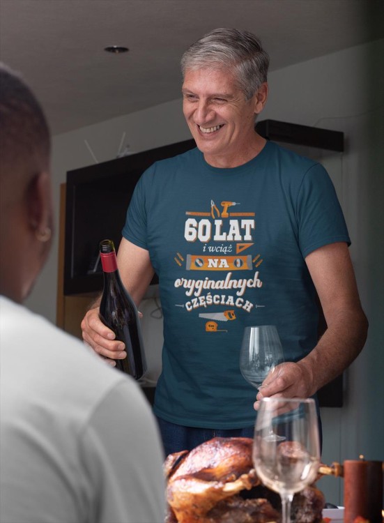 Koszulka na urodziny prezent 60 lat na sześćdziesiątkę 60 lat i wciąż na oryginalnych częściach DTF (6).jpg