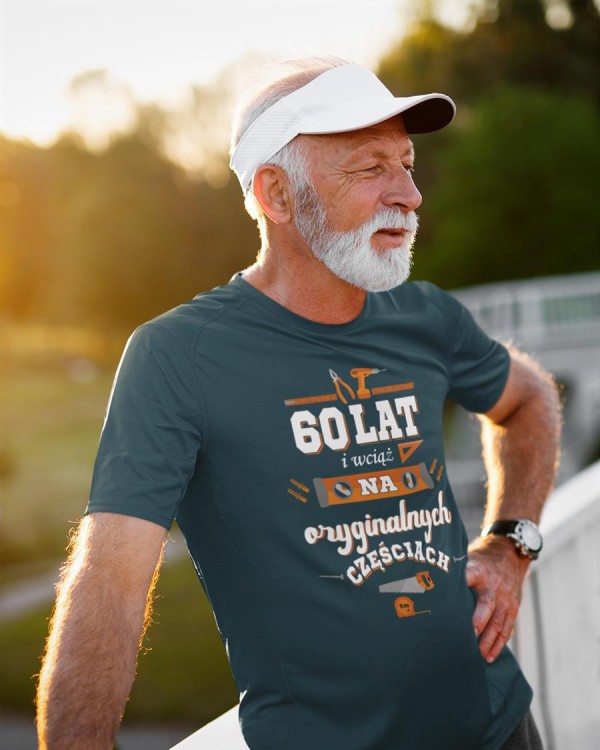 Koszulka na urodziny prezent 60 lat na sześćdziesiątkę 60 lat i wciąż na oryginalnych częściach DTF (2).jpg