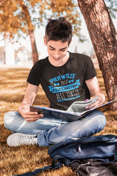 Koszulka na urodziny prezent 20 lat na dwudziestkę Pierwsze 20 lat dzieciństwa jest zawsze najtrudniejsze (4).jpg