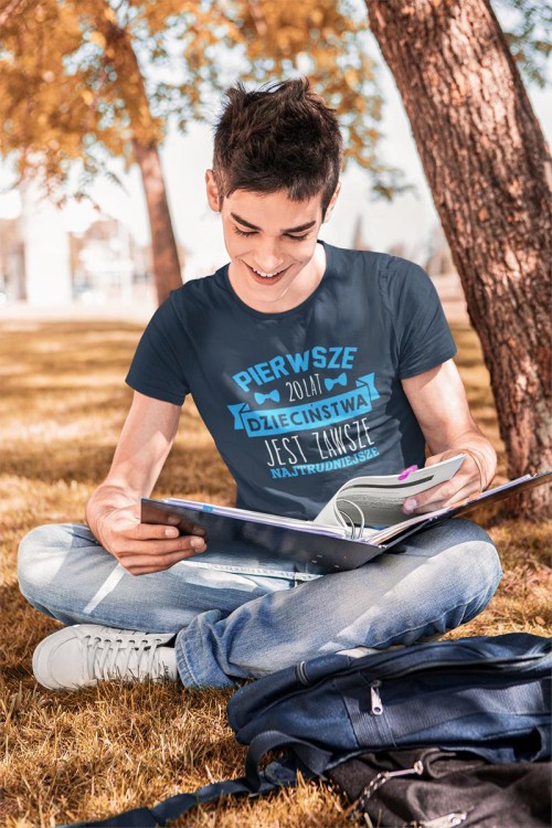 Koszulka na urodziny prezent 20 lat na dwudziestkę Pierwsze 20 lat dzieciństwa jest zawsze najtrudniejsze (4).jpg