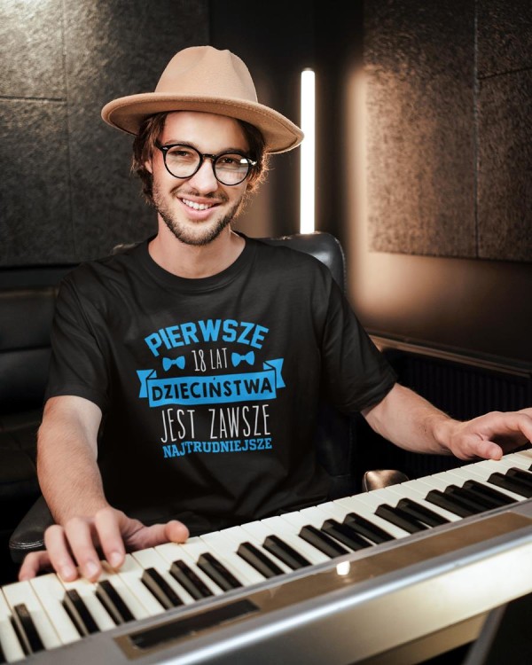 Koszulka na urodziny prezent 18 lat na osiemnastkę Pierwsze 18 lat dzieciństwa jest zawsze najtrudniejsze (5).jpg