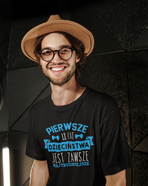 Koszulka na urodziny prezent 18 lat na osiemnastkę Pierwsze 18 lat dzieciństwa jest zawsze najtrudniejsze (8).jpg