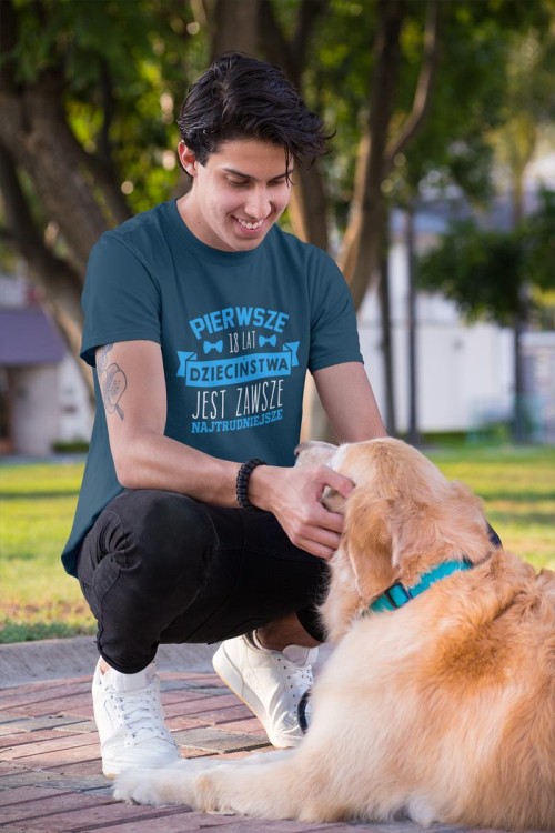 Koszulka na urodziny prezent 18 lat na osiemnastkę Pierwsze 18 lat dzieciństwa jest zawsze najtrudniejsze (6).jpg