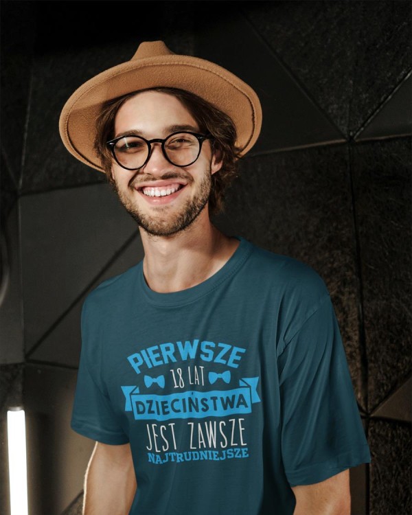 Koszulka na urodziny prezent 18 lat na osiemnastkę Pierwsze 18 lat dzieciństwa jest zawsze najtrudniejsze (8).jpg