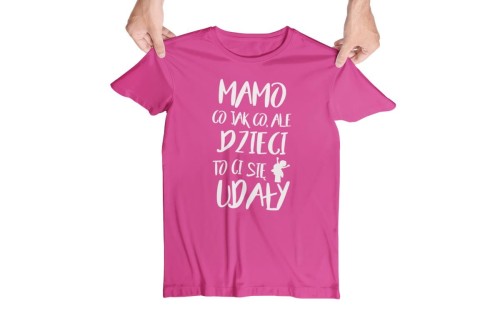 Koszulka dla Mamy na Dzień Mamy z kubkiem prezent z napisem MAMO co jak co, ale dzieci to Ci się udały kolor różowy (1).jpg
