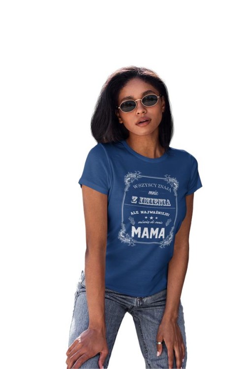 Koszulka dla Mamy na Dzień Mamy zestaw z kubkiem z nadrukiem Wszyscy znają mnie z imienia, ale najważniejsi mówią do mnie mama kolor granatowy (1).jpg