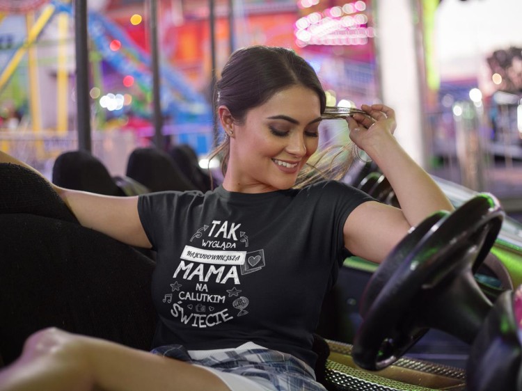 Koszulka dla Mamy na Dzień Mamy zestaw z kubkiem z nadrukiem Tak wygląda najcudowniejsza mama na calutkim świecie kolor czarny (3).jpg