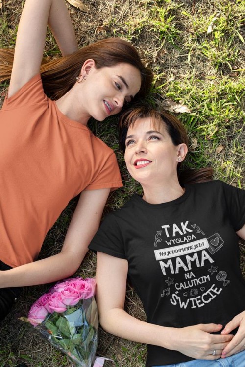 Koszulka dla Mamy na Dzień Mamy zestaw z kubkiem z nadrukiem Tak wygląda najcudowniejsza mama na calutkim świecie kolor czarny (7).jpg
