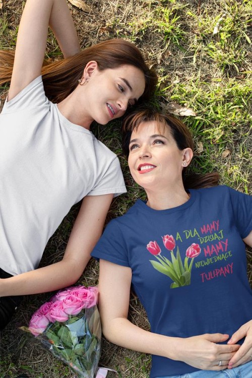Koszulka dla Mamy na Dzień Mamy zestaw z kubkiem z nadrukiem A dla mamy dzisiaj mamy niewiędnące tulipany kolor granatow (7).jpg