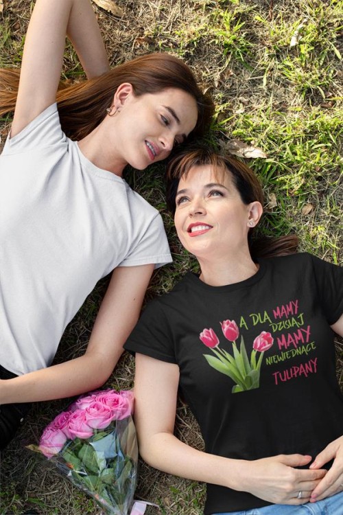 Koszulka dla Mamy na Dzień Mamy zestaw z kubkiem z nadrukiem A dla mamy dzisiaj mamy niewiędnące tulipany kolor czarny (2).jpg