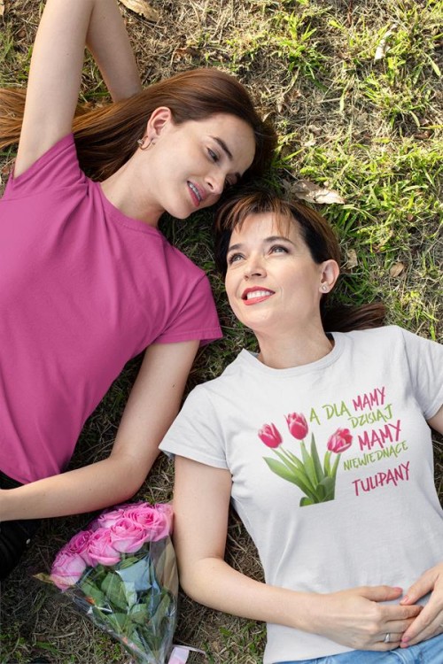 Koszulka dla Mamy na Dzień Mamy zestaw z kubkiem z nadrukiem A dla mamy dzisiaj mamy niewiędnące tulipany kolor biały (2).jpg