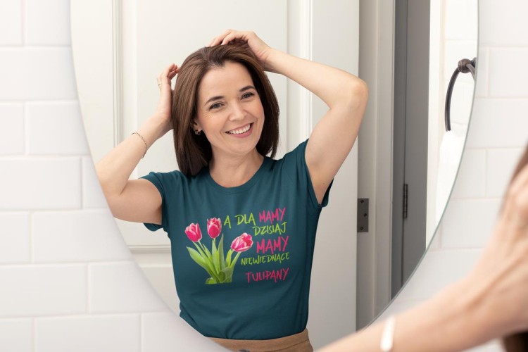 Koszulka dla Mamy na Dzień Mamy zestaw z kubkiem z nadrukiem A dla mamy dzisiaj mamy niewiędnące tulipany kolor petrol blue (5).jpg