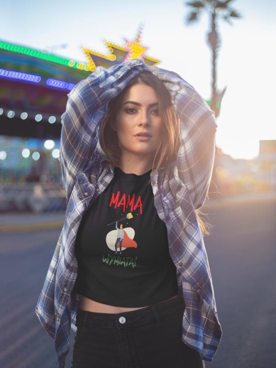 Koszulka dla Mamy na Dzień Mamy zestaw z kubkiem z nadrukiem mama wymiata kolor czarny (5).jpg