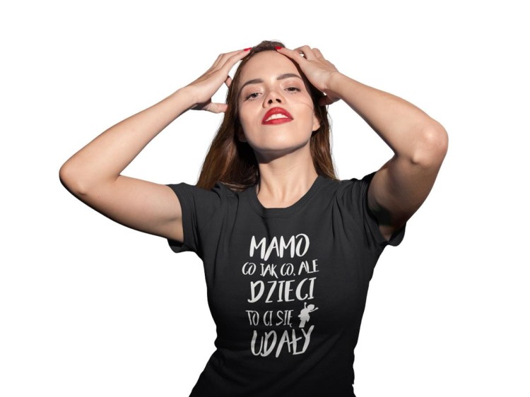 Koszulka dla Mamy na Dzień Mamy z kubkiem prezent z napisem MAMO co jak co, ale dzieci to Ci się udały kolor czarny (3).jpg