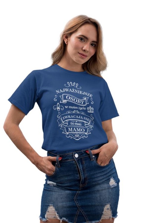 Koszulka dla Mamy na Dzień Mamy zestaw z kubkiem i nadrukiem Najważniejsze osoby w moim życiu zwracają się do mnie MAMO kolor granatowy (3).jpg
