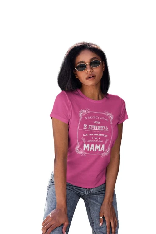 Koszulka dla Mamy na Dzień Mamy zestaw z kubkiem z nadrukiem Wszyscy znają mnie z imienia, ale najważniejsi mówią do mnie mama kolor różowy (1).jpg