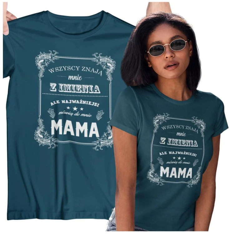 Koszulka dla Mamy na Dzień Mamy z nadrukiem Wszyscy znają mnie z imienia, ale najważniejsi mówią do mnie mama kolor petrol blue.jpg