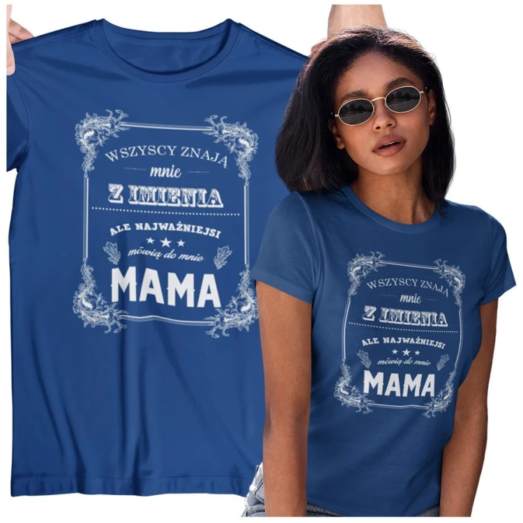 Koszulka dla Mamy na Dzień Mamy z nadrukiem Wszyscy znają mnie z imienia, ale najważniejsi mówią do mnie mama kolor granatowy.jpg
