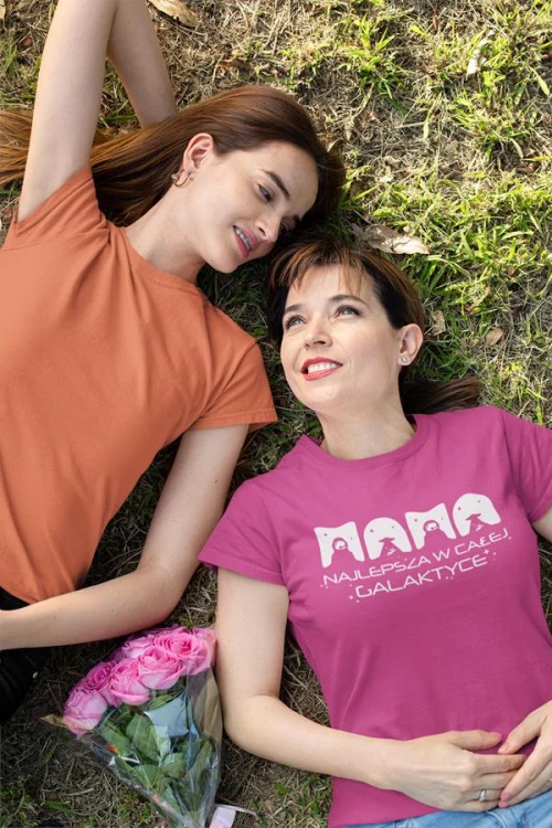 Koszulka dla Mamy na Dzień Mamy zestaw z kubkiem z nadrukiem MAMA najlepsza w całej galaktyce kolor różowy (4).jpg