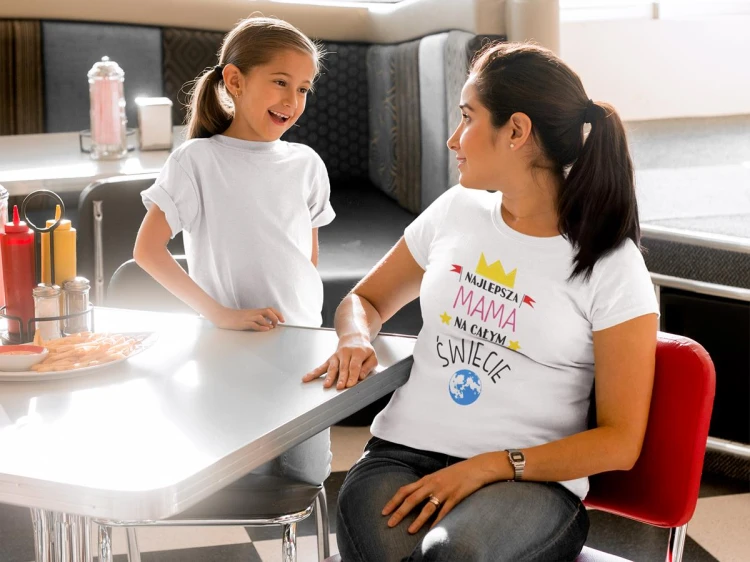 Koszulka dla Mamy na Dzień Mamy zestaw z kubkiem z nadrukiem najlepsza mama na całym świecie kolor biały (3).jpg