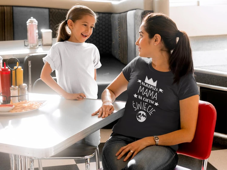 Koszulka dla Mamy na Dzień Mamy zestaw z kubkiem z nadrukiem najlepsza mama na całym świecie kolor czarny (1).jpg