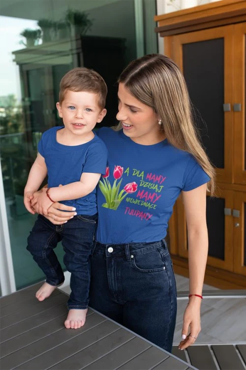 Koszulka dla Mamy na Dzień Mamy zestaw z kubkiem z nadrukiem A dla mamy dzisiaj mamy niewiędnące tulipany kolor granatow (1).jpg