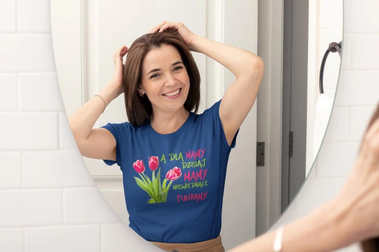 Koszulka dla Mamy na Dzień Mamy zestaw z kubkiem z nadrukiem A dla mamy dzisiaj mamy niewiędnące tulipany kolor granatow (3).jpg