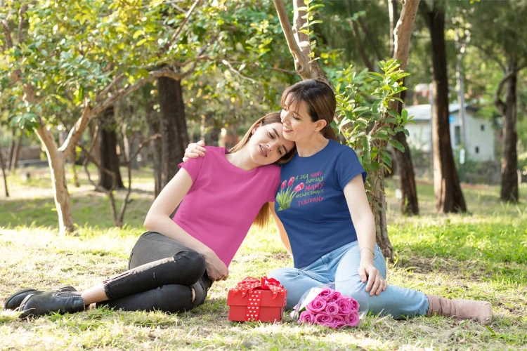 Koszulka dla Mamy na Dzień Mamy zestaw z kubkiem z nadrukiem A dla mamy dzisiaj mamy niewiędnące tulipany kolor granatow (6).jpg