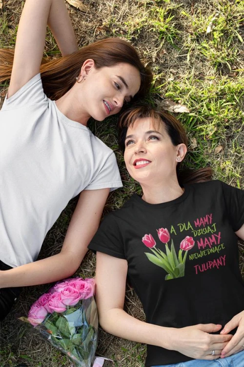 Koszulka dla Mamy na Dzień Mamy zestaw z kubkiem z nadrukiem A dla mamy dzisiaj mamy niewiędnące tulipany kolor czarny (2).jpg