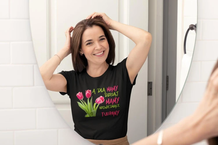 Koszulka dla Mamy na Dzień Mamy zestaw z kubkiem z nadrukiem A dla mamy dzisiaj mamy niewiędnące tulipany kolor czarny (5).jpg