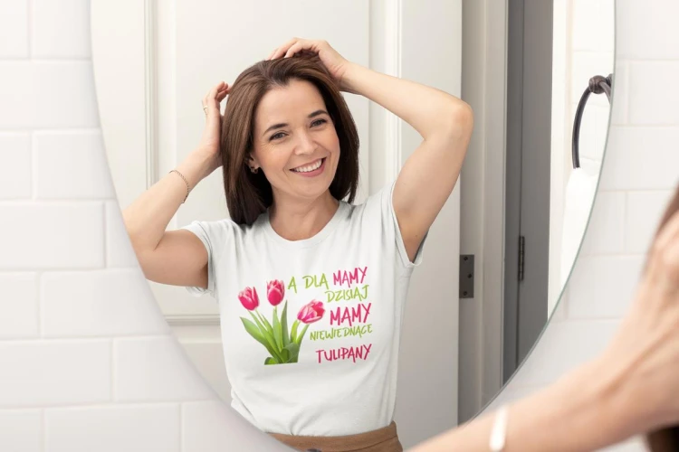 Koszulka dla Mamy na Dzień Mamy zestaw z kubkiem z nadrukiem A dla mamy dzisiaj mamy niewiędnące tulipany kolor biały (5).jpg