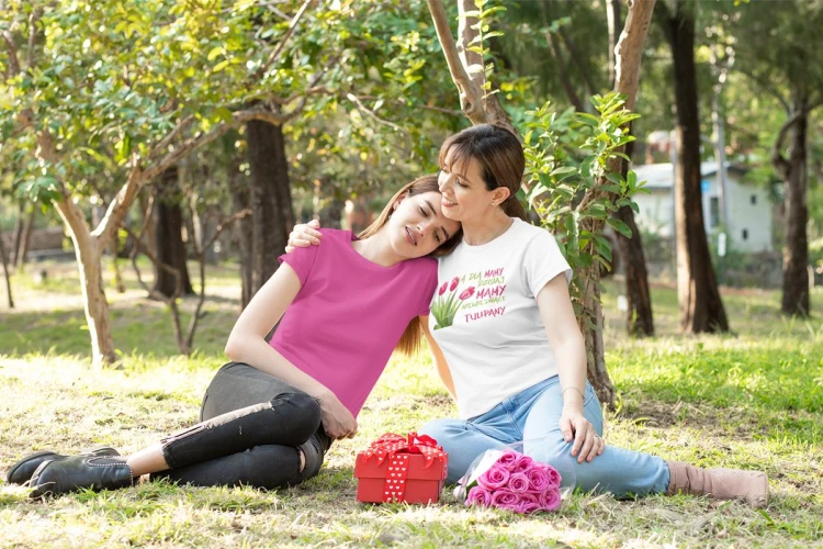 Koszulka dla Mamy na Dzień Mamy zestaw z kubkiem z nadrukiem A dla mamy dzisiaj mamy niewiędnące tulipany kolor biały (1).jpg