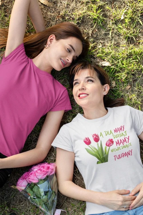 Koszulka dla Mamy na Dzień Mamy zestaw z kubkiem z nadrukiem A dla mamy dzisiaj mamy niewiędnące tulipany kolor biały (2).jpg