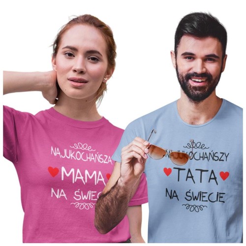 Koszulka dla Mamy i Taty na Dzień Matki i Ojca z napisem Najukochańsza MAMA na świecie i Najukochańszy TATA na świecie w kolorze różowym i błękitnym.jpg