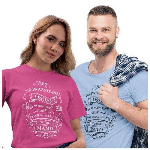 Koszulka dla Mamy i Taty na Dzień Matki i Ojca z napisem Najważniejsze osoby w moim życiu zwracają się do mnie MAMO i Najważniejsze osoby w moim życiu zwracają się do mnie TATO w kolorze różowym i błękitny