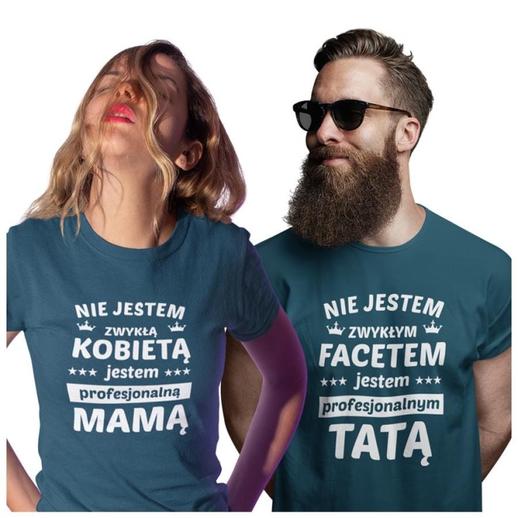 Koszulka dla Mamy i Taty na Dzień Matki i Ojca z napisem Nie jestem zwykłą kobietą jestem profesjonalną mamą i Nie jestem zwykłym facetem jestem profesjonalnym tatą w kolorze petrol blu.jpg