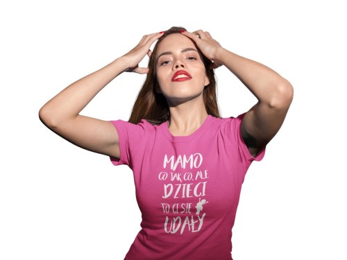 Koszulka dla Mamy na Dzień Mamy z kubkiem prezent z napisem MAMO co jak co, ale dzieci to Ci się udały kolor różowy (2).jpg