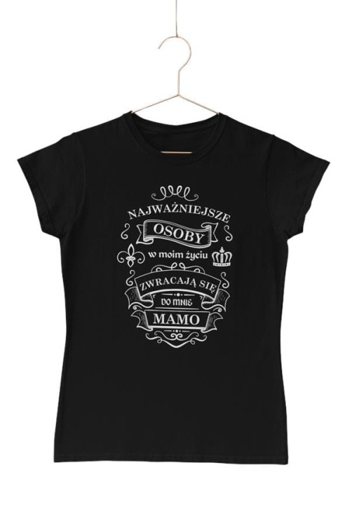 Koszulka dla Mamy na Dzień Mamy zestaw z kubkiem i nadrukiem Najważniejsze osoby w moim życiu zwracają się do mnie MAMO kolor czarny (1).jpg