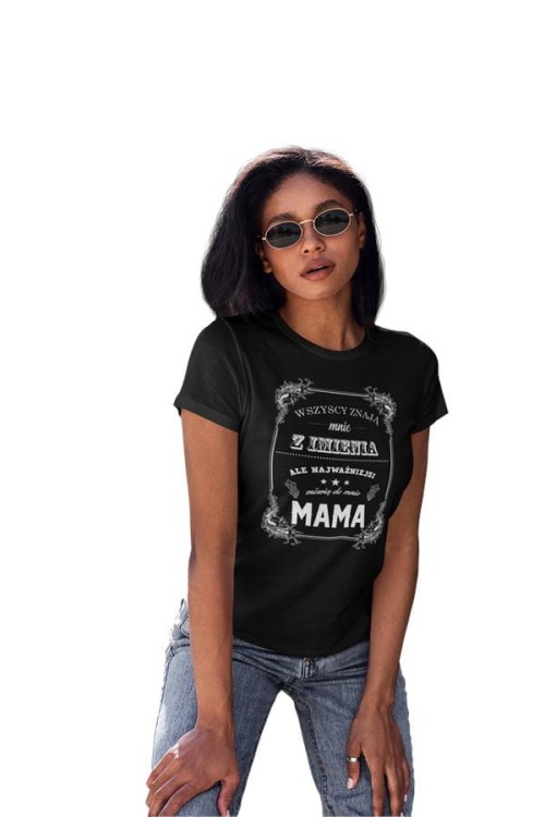 Koszulka dla Mamy na Dzień Mamy zestaw z kubkiem z nadrukiem Wszyscy znają mnie z imienia, ale najważniejsi mówią do mnie mama kolor różowy  (1).jpg