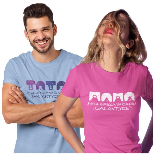 Koszulka dla Mamy i Taty na Dzień Matki i Ojca z napisem Mama najlepsza w całej galaktyce i Tata najlepszy w całej galaktyce w kolorze różowym i niebieskim.jpg