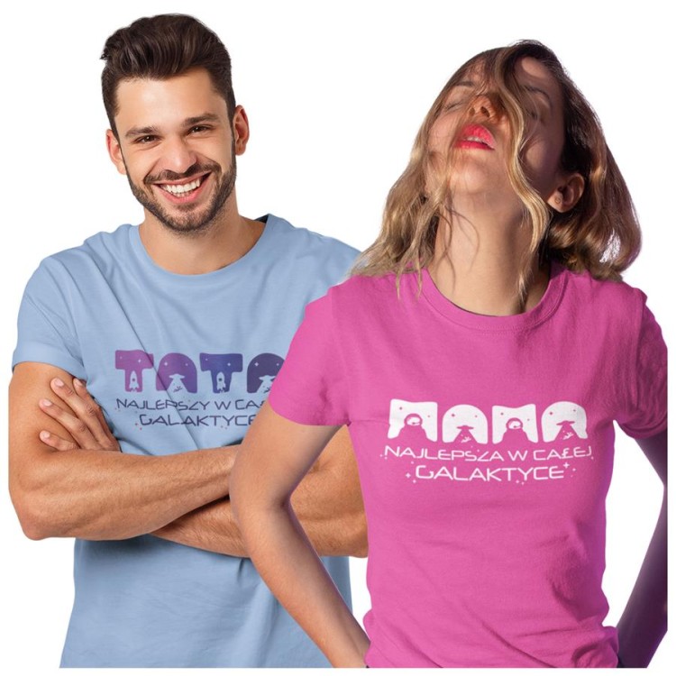 Koszulka dla Mamy i Taty na Dzień Matki i Ojca z napisem Mama najlepsza w całej galaktyce i Tata najlepszy w całej galaktyce w kolorze różowym i niebieskim.jpg
