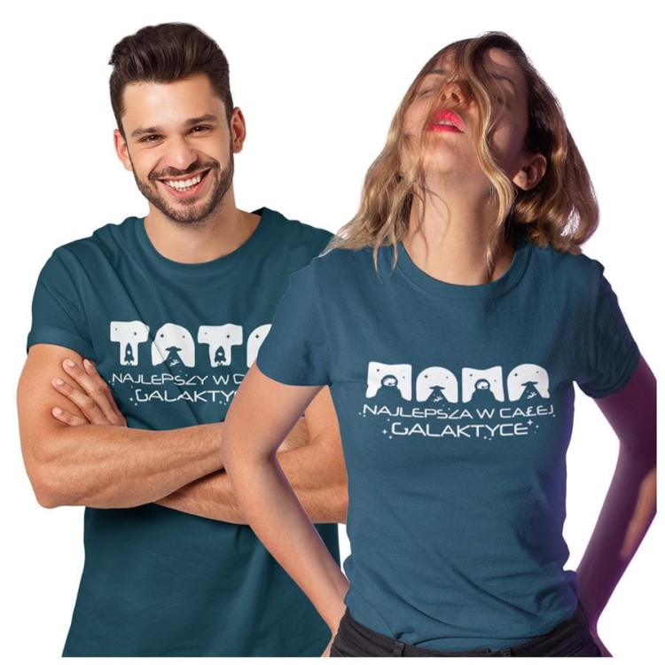 Koszulka dla Mamy i Taty na Dzień Matki i Ojca z napisem Mama najlepsza w całej galaktyce i Tata najlepszy w całej galaktyce w kolorze petrol blue.jpg
