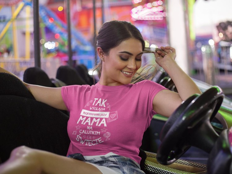 Koszulka dla Mamy na Dzień Mamy zestaw z kubkiem z nadrukiem Tak wygląda najcudowniejsza mama na calutkim świecie kolor różowy (4).jpg